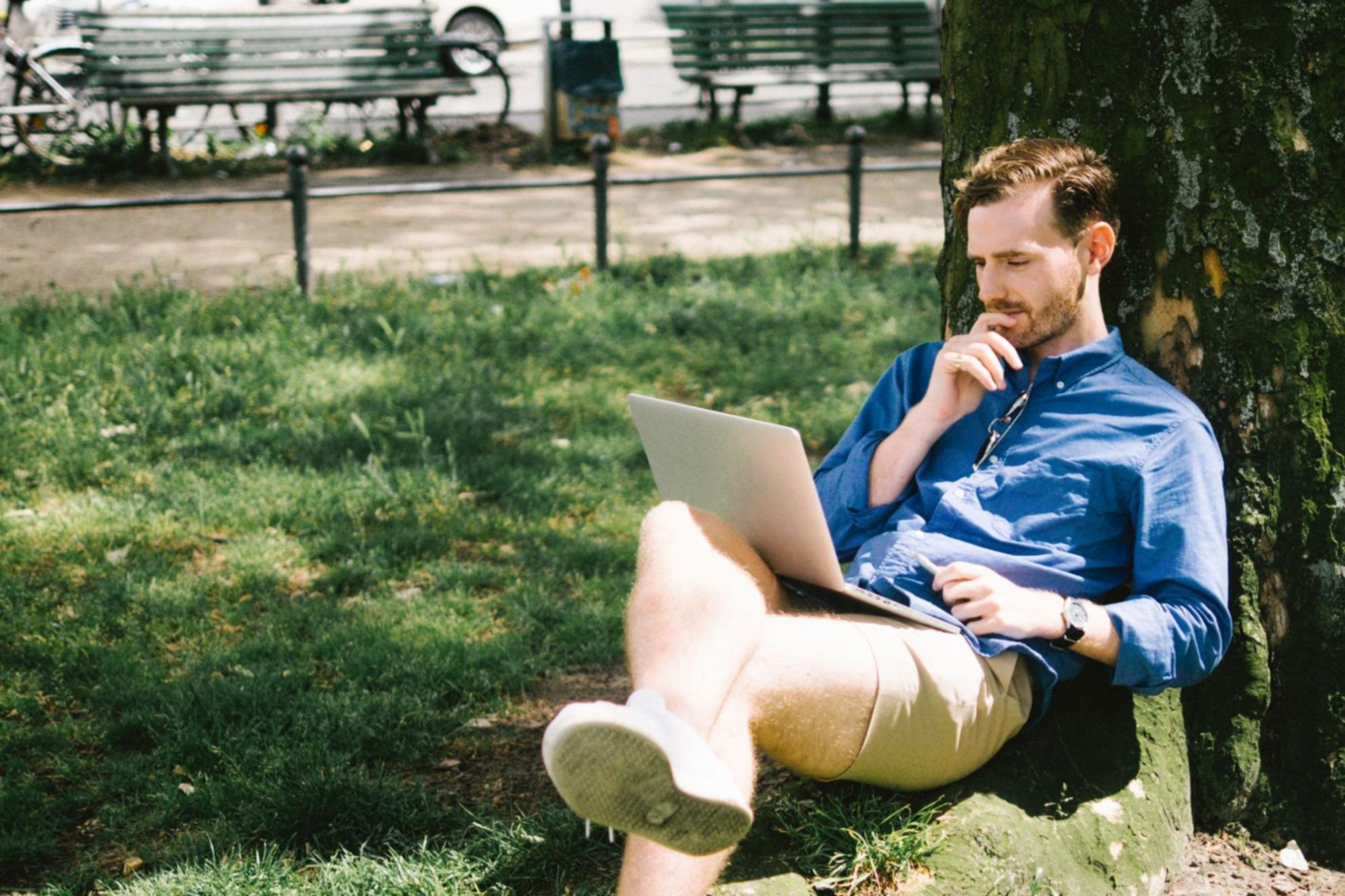 Équipe analysant des données financières sur tableau blanc