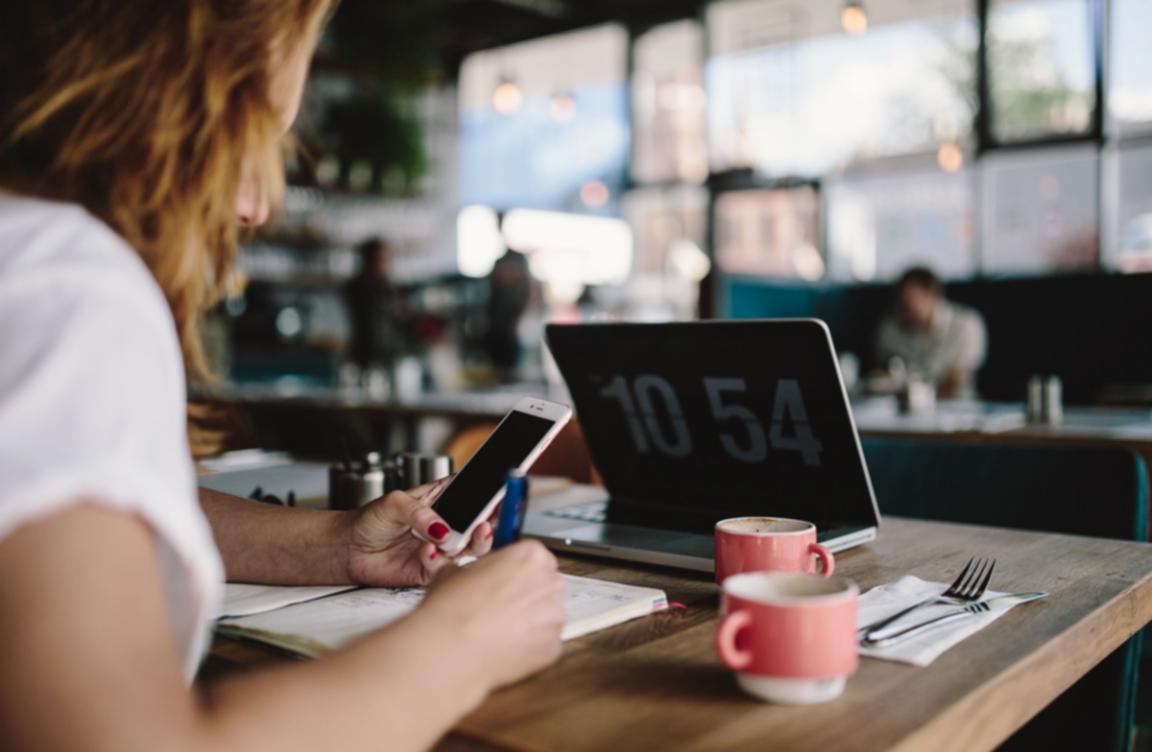 Participant suivant une formation en ligne sur la gestion budgétaire