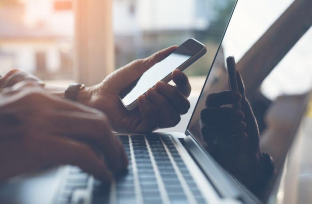 Exemple concret de restructuration budgétaire avec visualisation des flux financiers optimisés